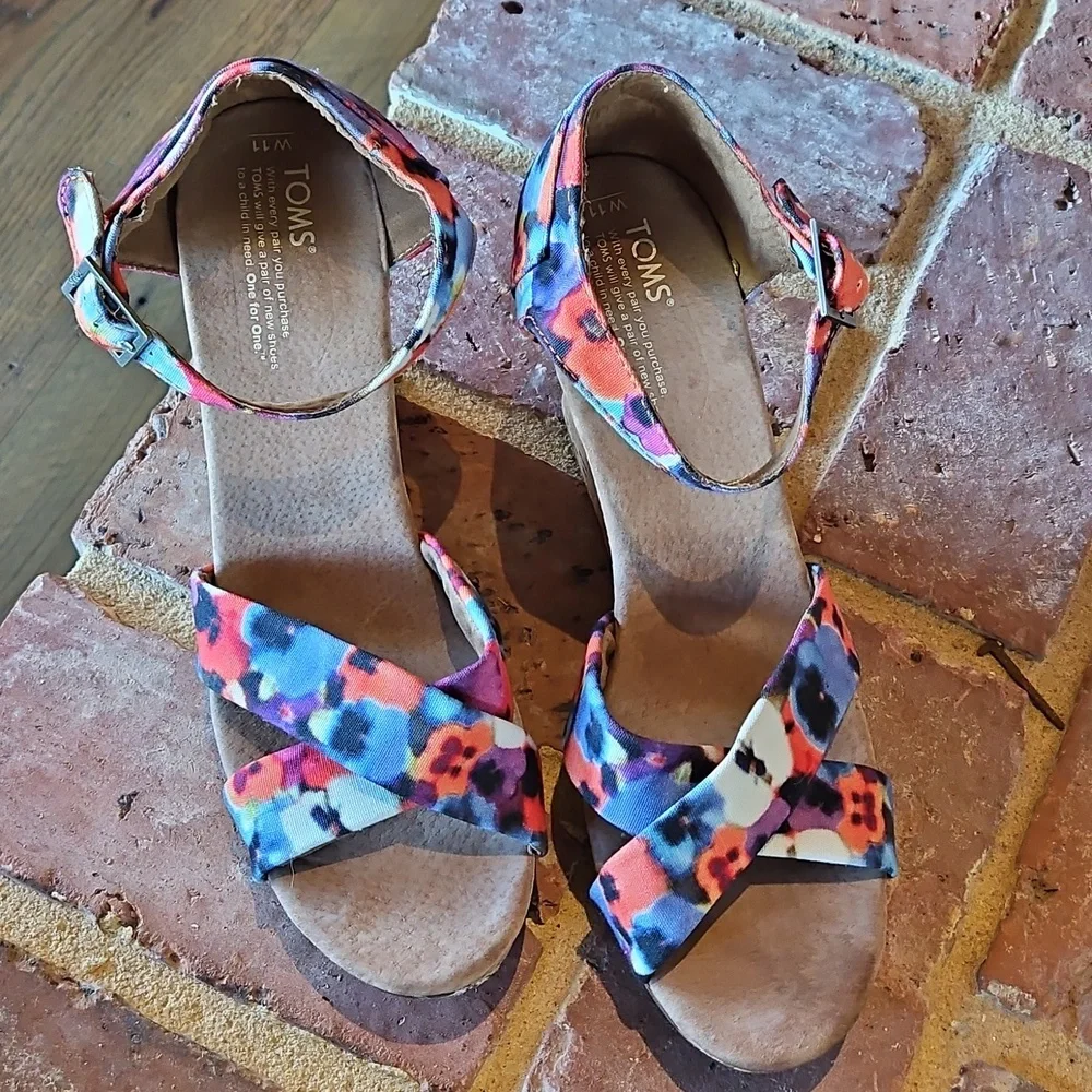 NWOB Toms Espadrille Wedge Size 11 Floral